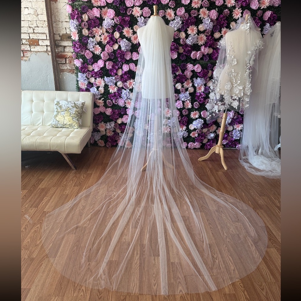 Elegant White Tulle Bridal Veil (Royal Cathedral, 12ft)
